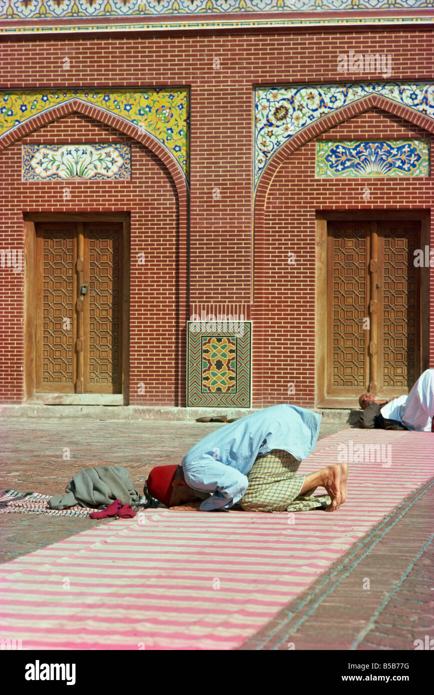 Uomo che prega Wazir Khan moschea a Lahore in Pakistan Asia Foto Stock