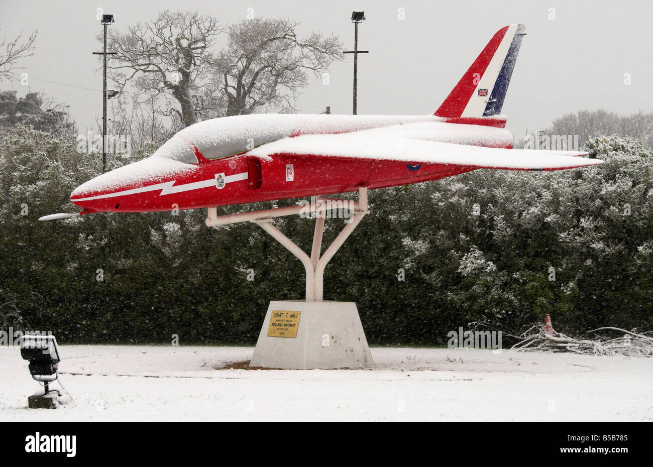 Freccia rossa modello di aeromobile Hamble Village Hampshire Inghilterra Foto Stock