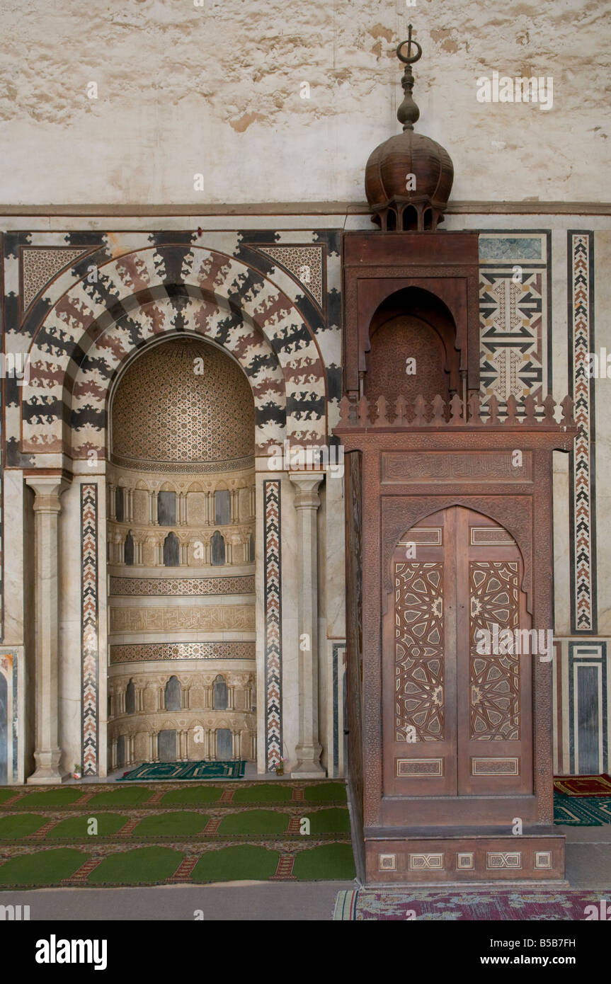 Una nicchia in legno di Michrab e marmo all'interno del Sultano al-Nasir Moschea di Muhammad ibn Qalawun a Saladin o Cittadella di Salaḥ ad-Dīn Al Cairo Egitto Foto Stock