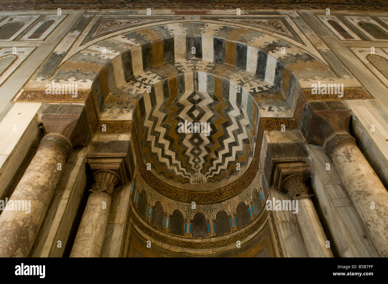 Il Mihrab riccamente piastrellato al Muro di Qibla all'interno del mausoleo Di Moschea e Madrasa del Sultano Hassan Vecchio Cairo Egitto Foto Stock
