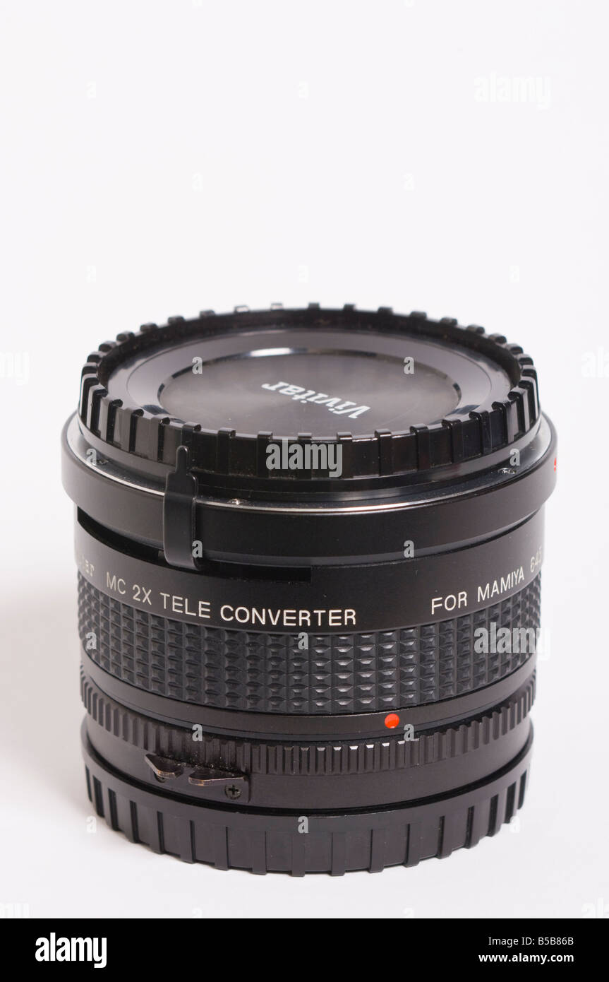Un 2x convertitore (doubler) a mettere tra la fotocamera e la lente di messa a fuoco manuale mamiya m645 medio formato 120 fotocamera a doppia lente raggiungere Foto Stock