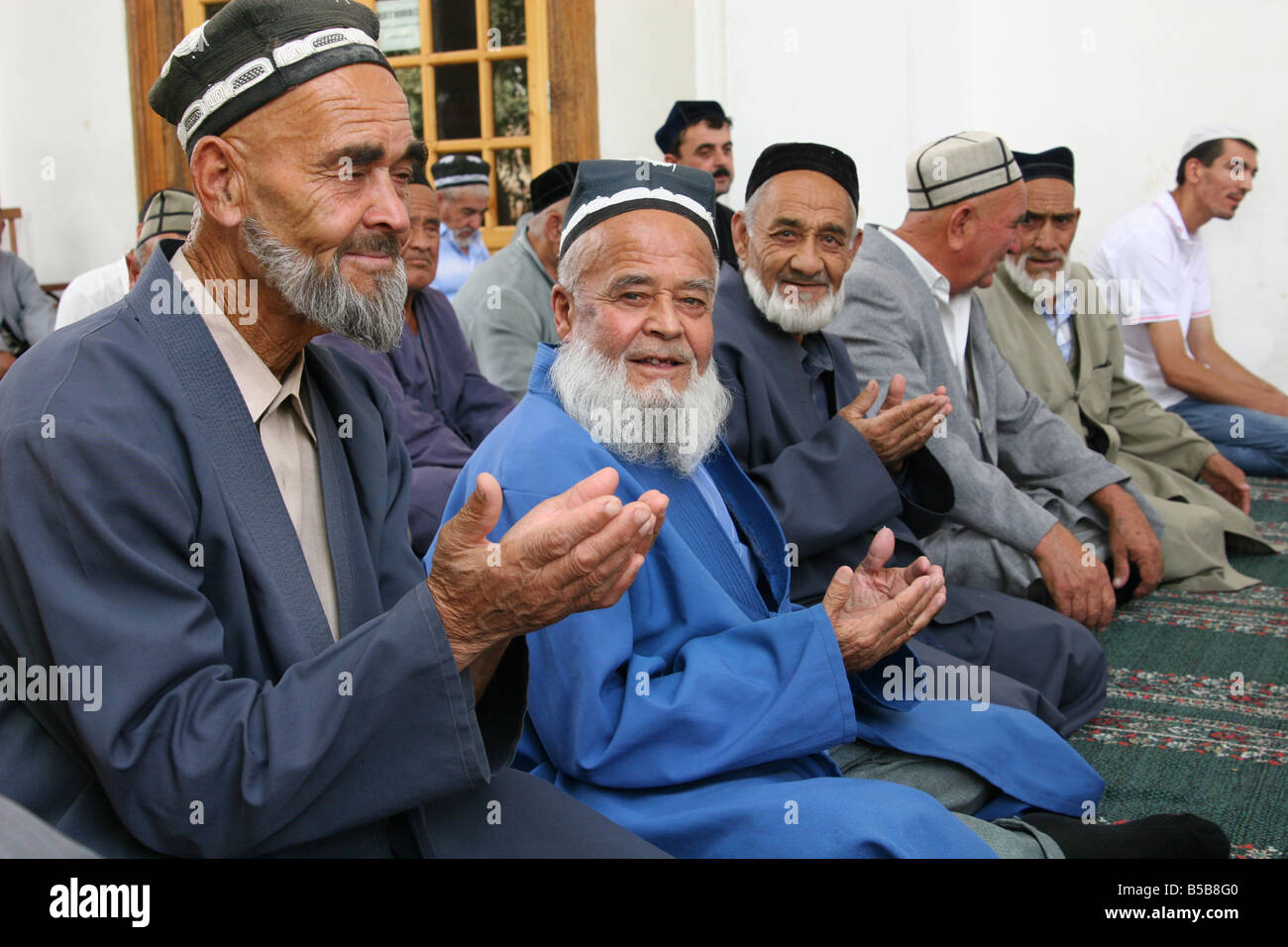 Musulmani in preghiera nella moschea, Uzbekistan Foto Stock