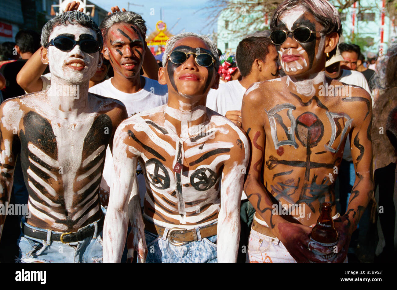 Un gruppo di uomini con la decorazione del corpo e occhiali da sole durante il Mardi Gras Ati Atihan a Kalico sull isola di Panay Filippine Asia Foto Stock