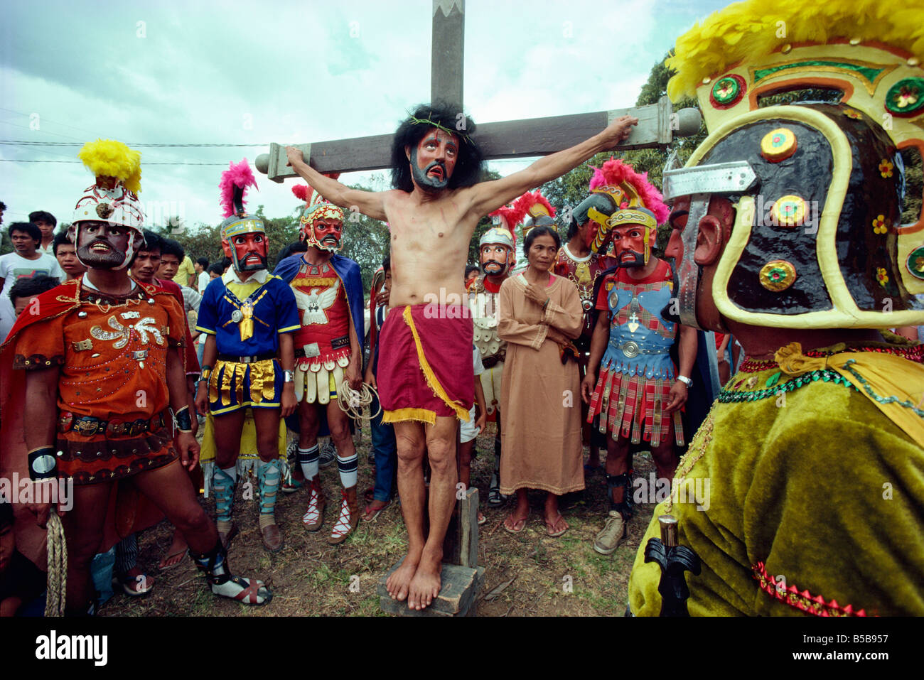 Pasqua Settimana Santa via crucis processione e crocifissione durante l'annuale festival Moriones nelle Filippine Asia un Evrard Foto Stock