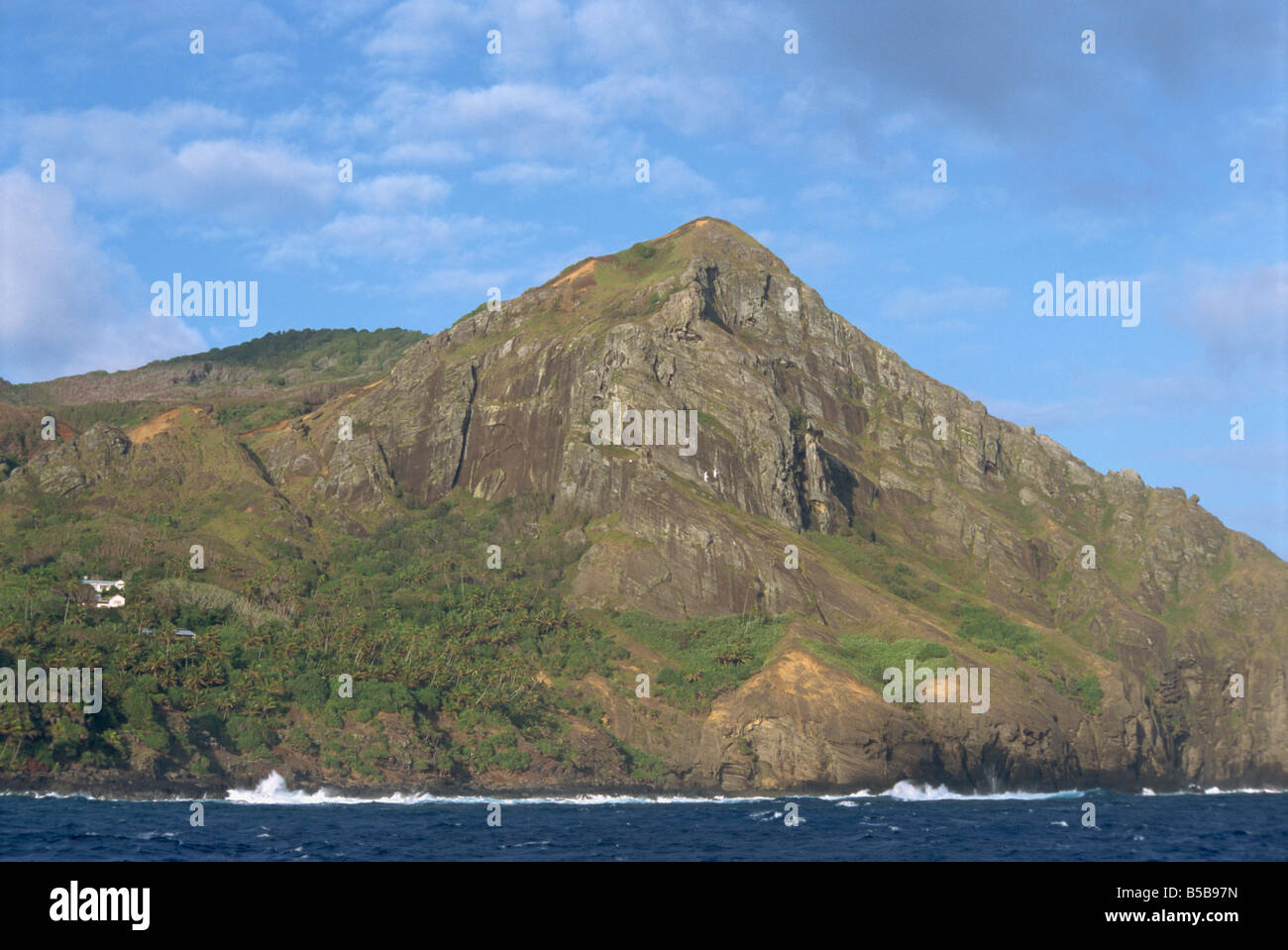 Paesaggio della costa e colline rocciose di Pitcairn Island Pacific Foto Stock