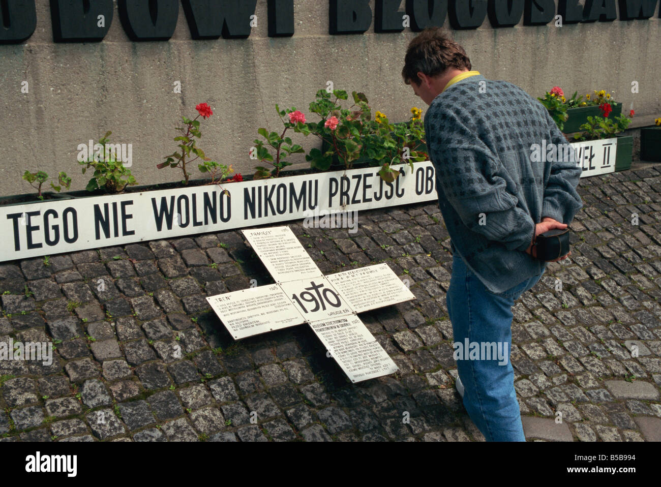 L'uomo contemplando una parte dei lavoratori del cantiere Memorial Danzica Polonia Pomerania Europa Foto Stock