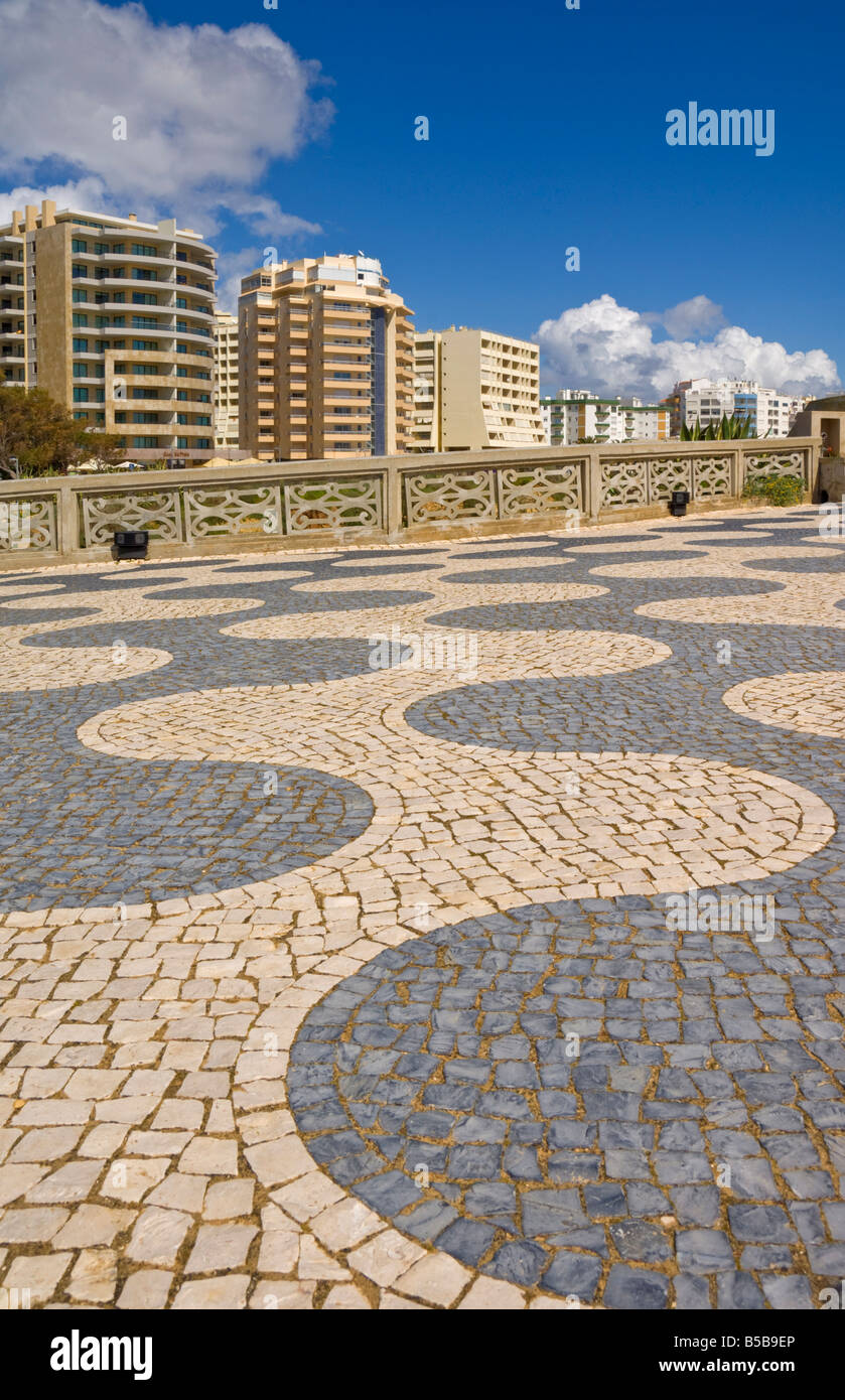 In bianco e nero di ciottoli design sul lungomare al di sopra di Praia da rocha beach, Portimao Algarve Portogallo, Europa Foto Stock