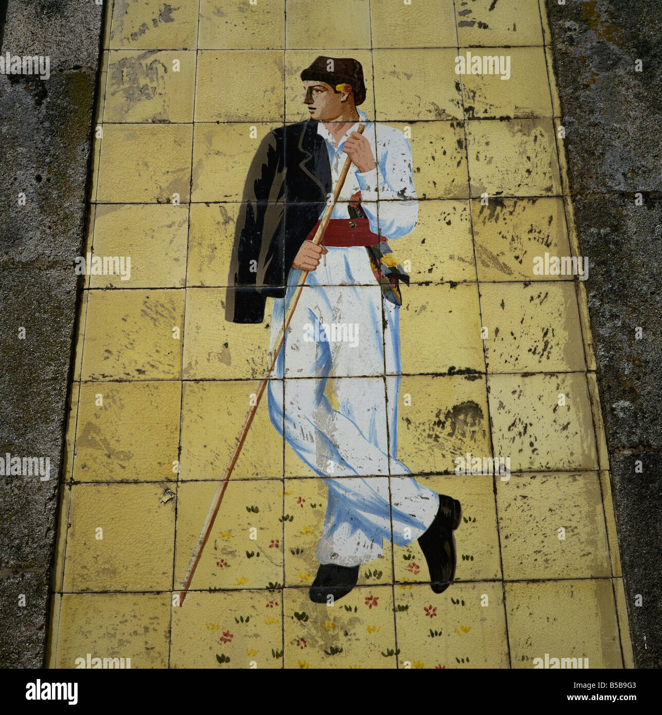 Piastrella immagine del maschio nel tradizionale costume contadina, Ponte da Barca, Minho, Portogallo, Europa Foto Stock