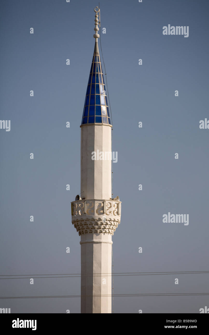 Minareto turco contro il cielo blu Foto Stock