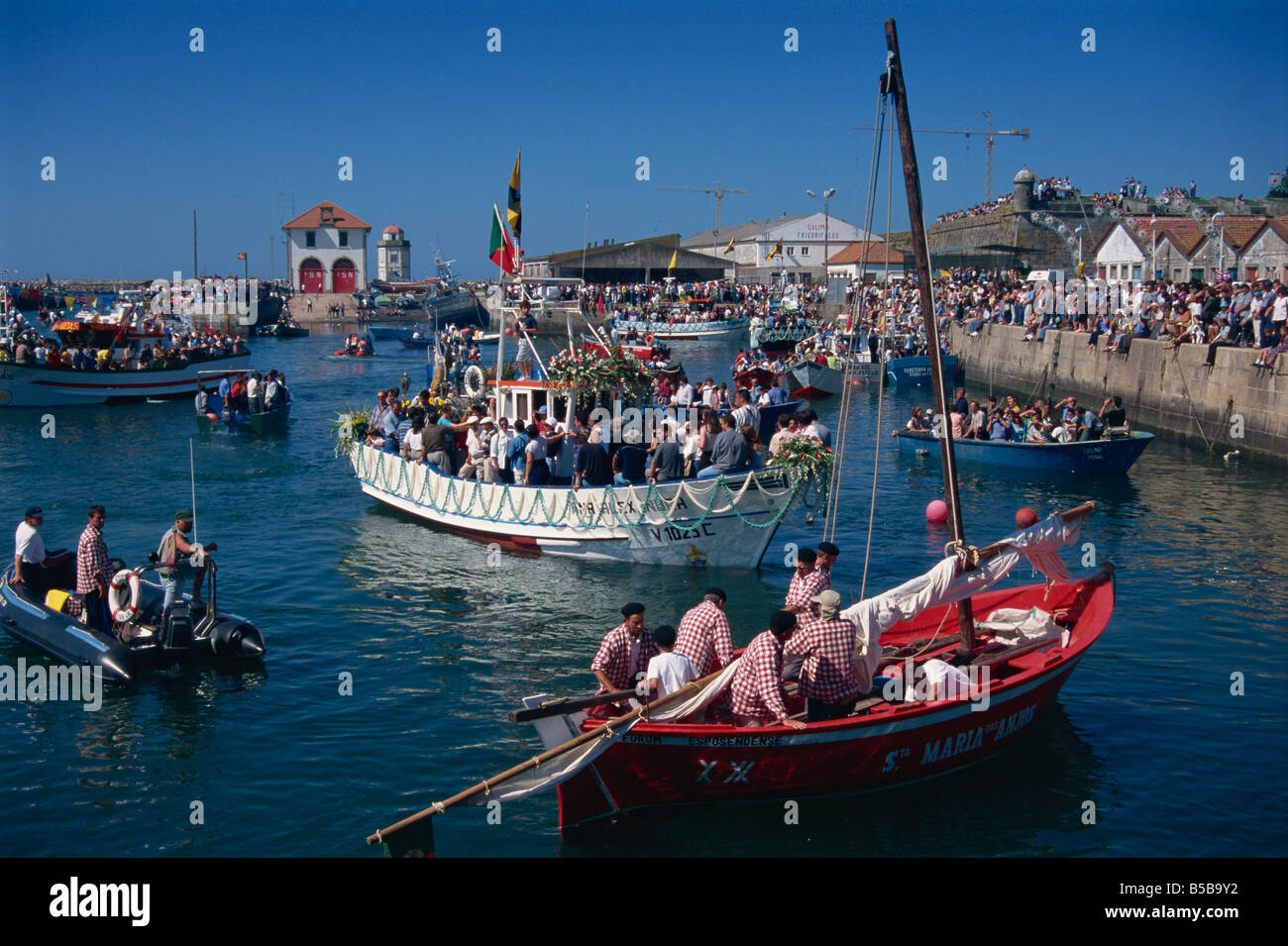 Processione religiosa in mare, Romaria de Seniora d'agonia di Viana do Castelo, Minho, Portogallo, Europa Foto Stock