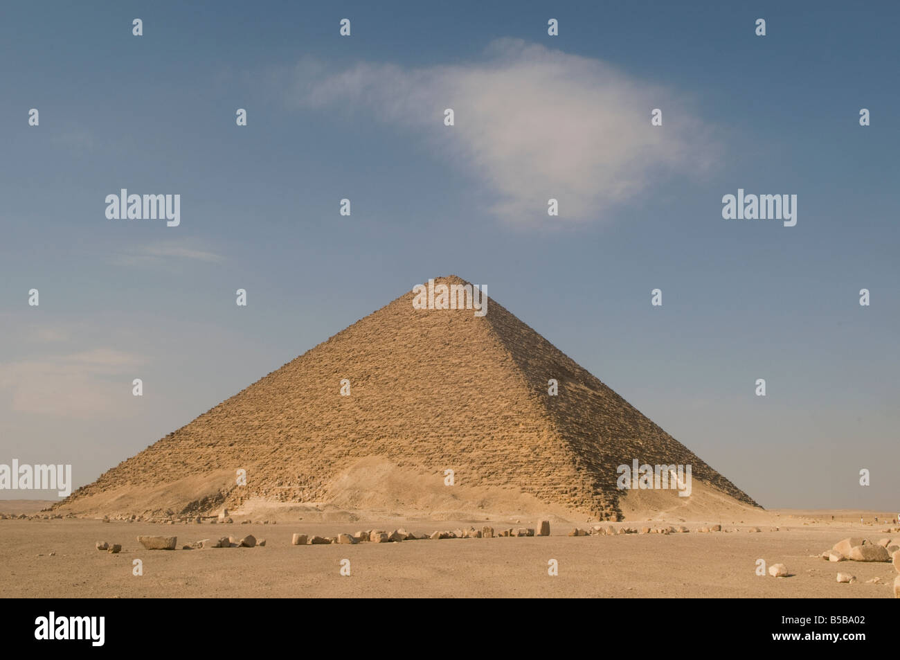 La Piramide Rossa, chiamato anche la piramide del Nord, costruito dal vecchio regno del faraone Sneferu situato presso il Royal necropoli di Dahshur vicino al Cairo, Egitto Foto Stock