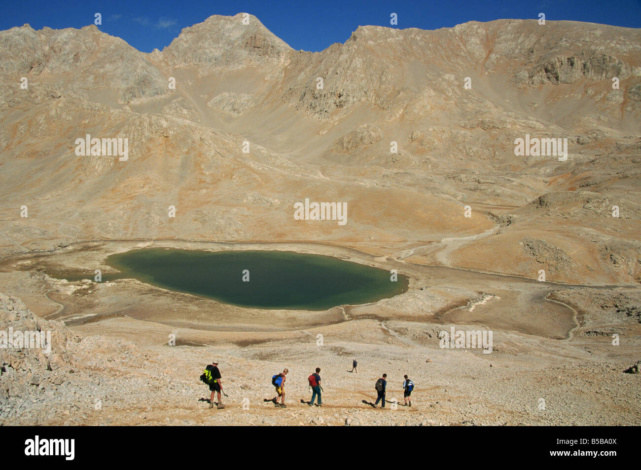 Trekking lago passato sul Plateau Yedigoller sette laghi sui monti Taurus Anatolia Turchia Asia Minore Eurasia Foto Stock