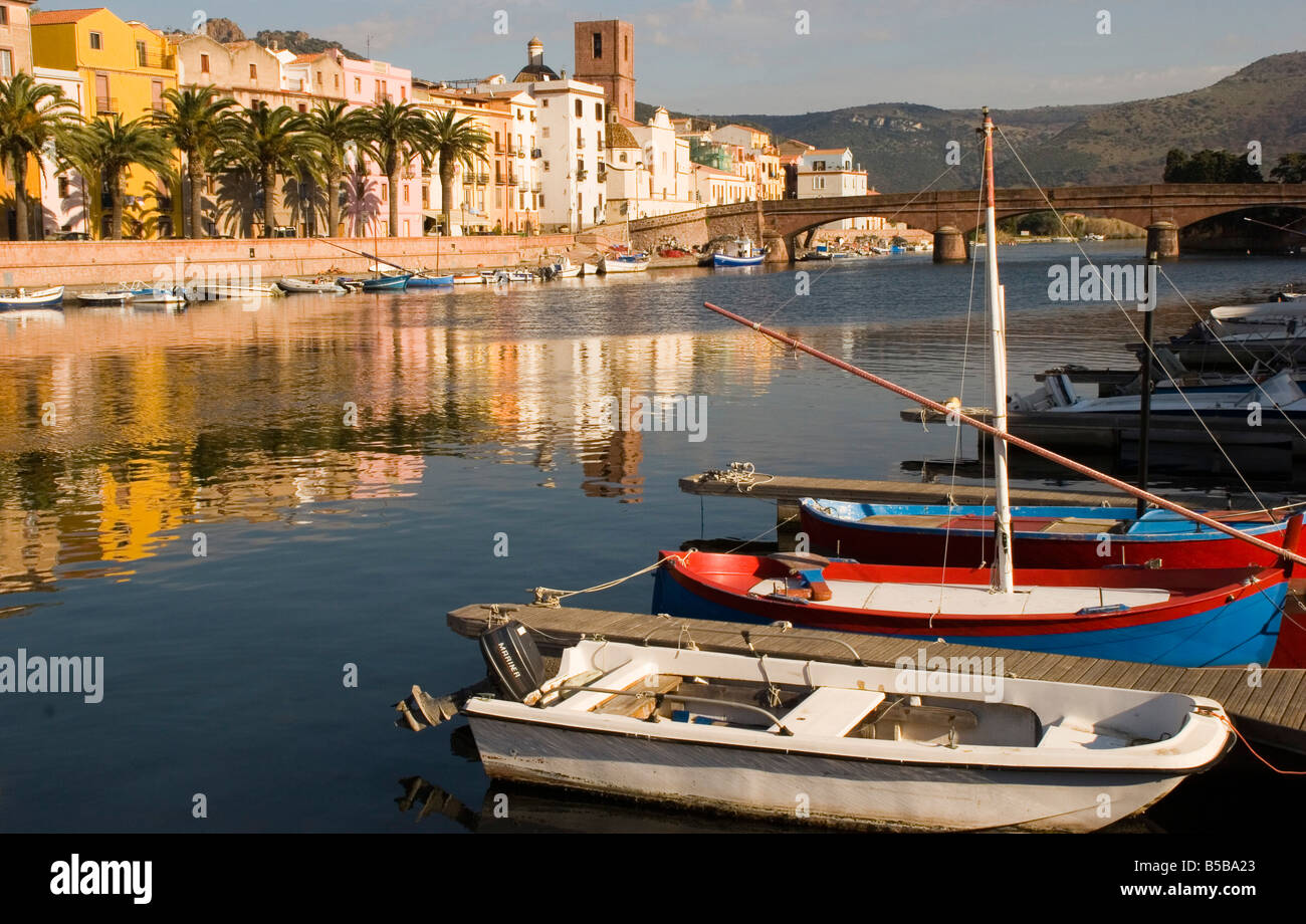 Barche a vela resto sulla riva del fiume Temo nella vivace città di Bosa, Sardegna, circa quaranta chilometri a sud di Alghero. Foto Stock