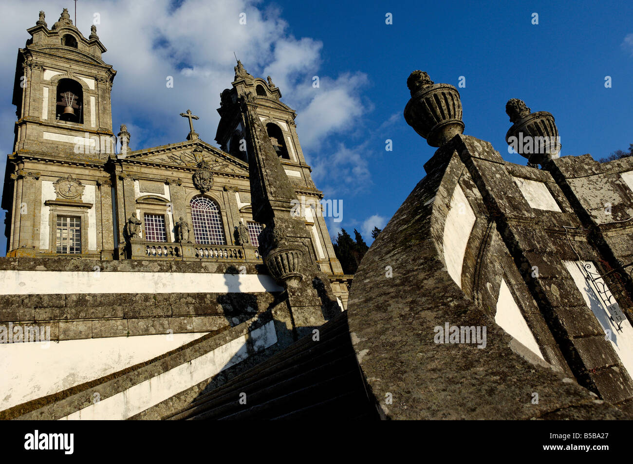 Un granito in stile barocco doppia scalinata conduce fino a Bom Jesus do Monte, un luogo di pellegrinaggio, Braga, Minho, Portogallo Foto Stock