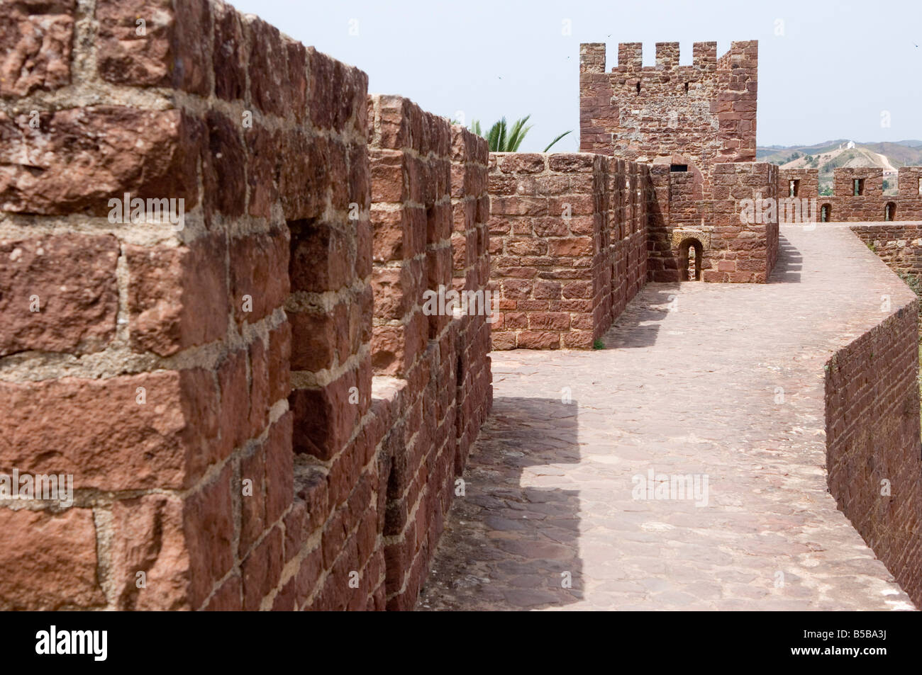 Il più grande castello in Algarve, i bastioni, tardo romana o visigotica fort, Silves, Algarve, PORTOGALLO Foto Stock