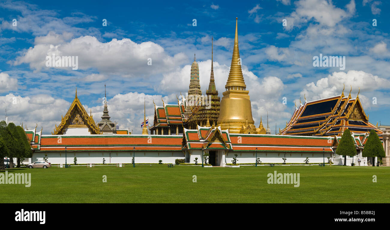 Vista panoramica su Wat Phra Kaeo (Wat Phra Sri Rattana Satsadaram) situato al Grand Palace Nel centro storico di Bangkok. Foto Stock