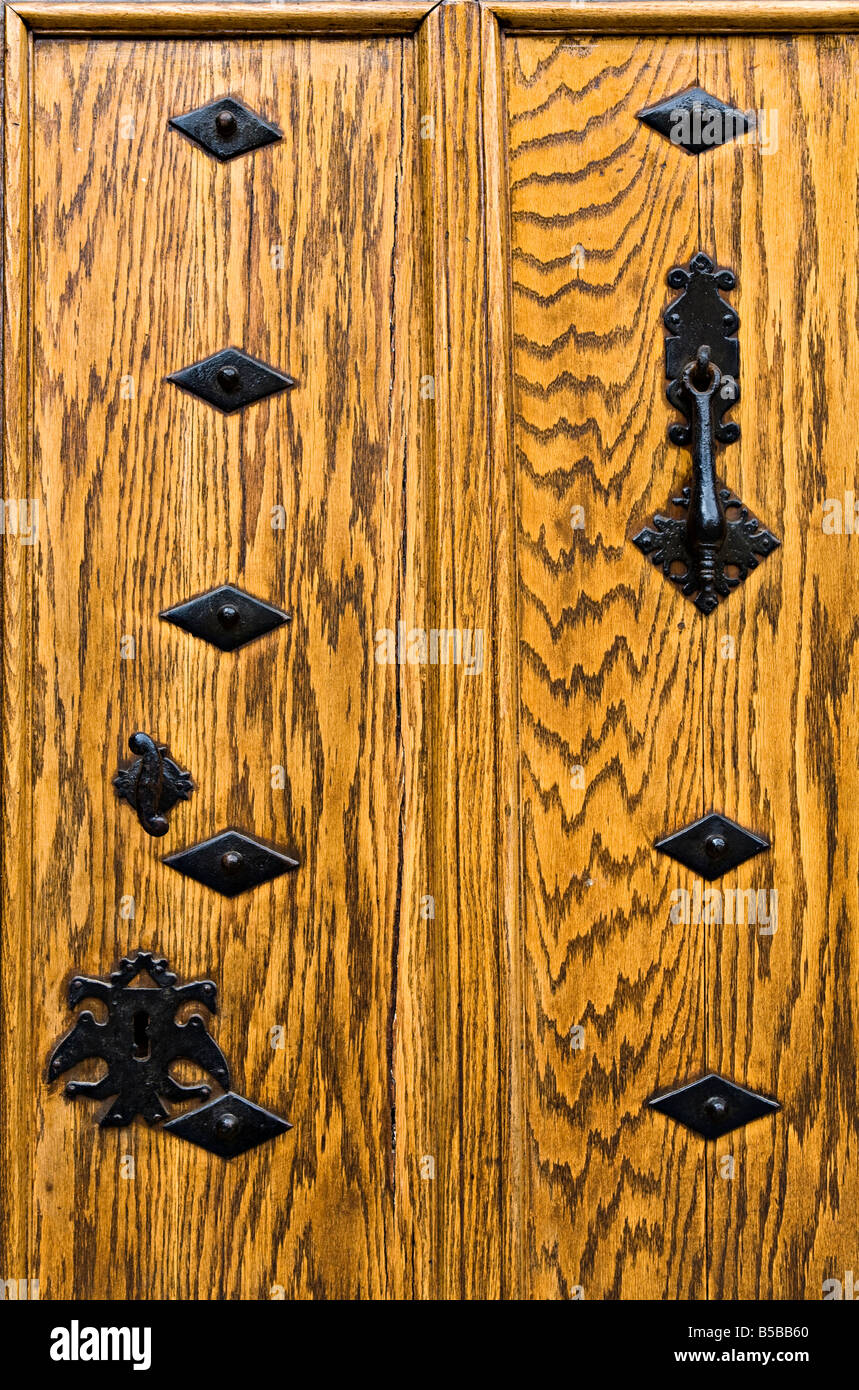 Porta in legno di quercia con piastre metalliche e di blocco respingente Biblioteca Colombina Casa de Colon Las Palmas Gran Canaria Spagna Foto Stock
