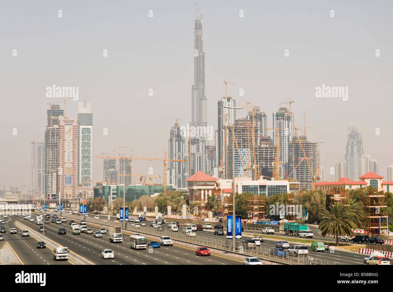 Sito in costruzione lungo Sheik Zayed Road, Dubai, Emirati Arabi Uniti, Medio Oriente Foto Stock