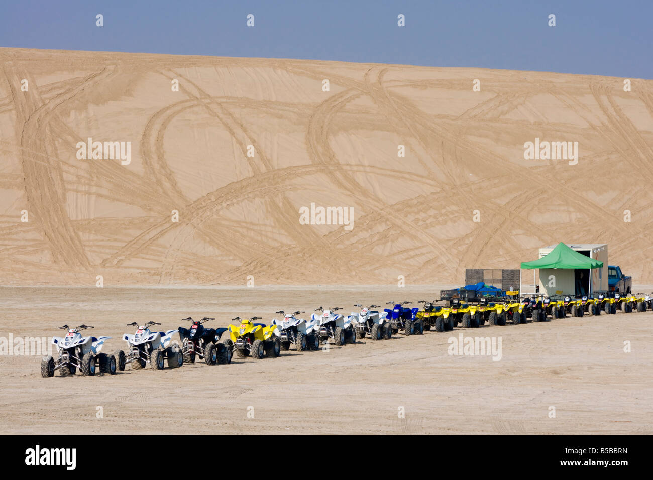 Quad Bike, dune del deserto del Qatar, Medio Oriente Foto Stock