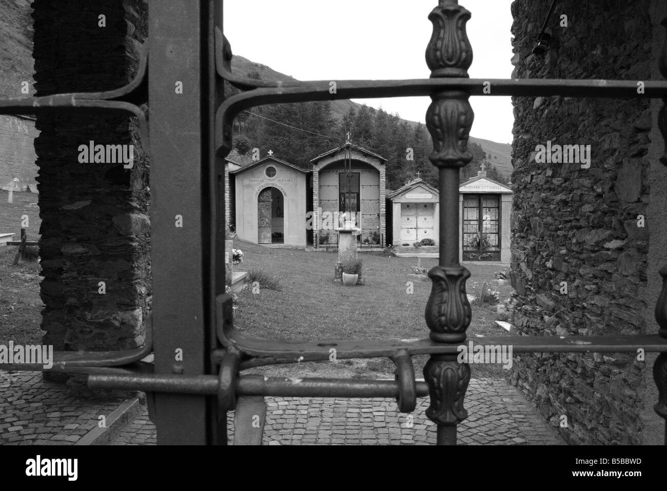 Cimitero italiano di Chianale, un piccolo villaggio di montagna. Foto Stock