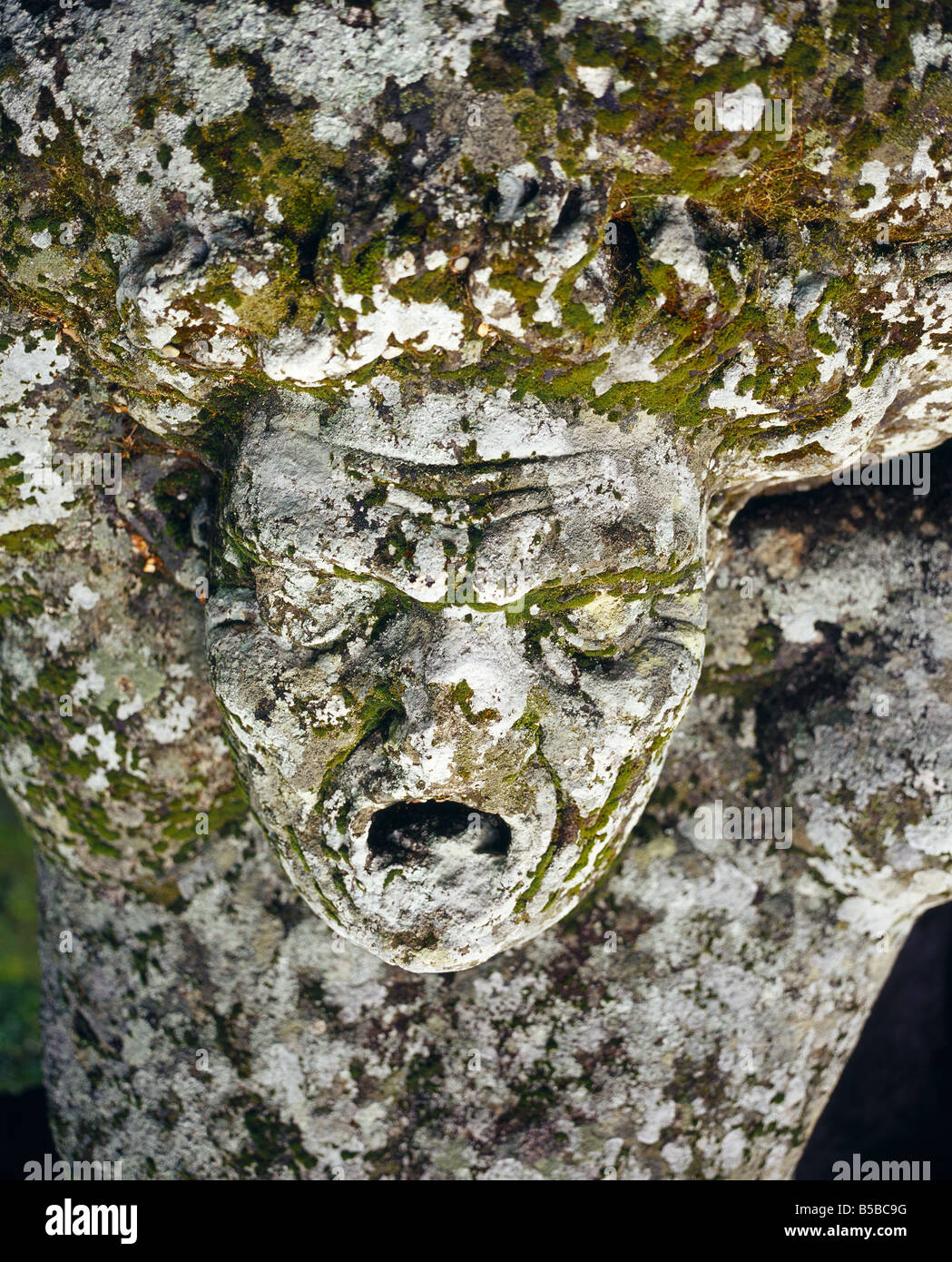 Hugh statua violenti combattimenti di giganti nel Sacro Bosco - Bomarzo Monsterpark di Vicino Orsini Gigantenkampf Foto Stock