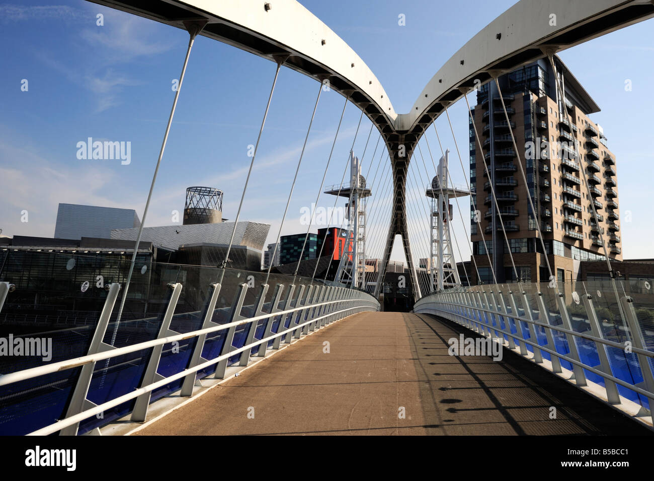 Il Lowry ponte sopra il Manchester Ship Canal, Salford Quays, Greater Manchester, Inghilterra, Europa Foto Stock