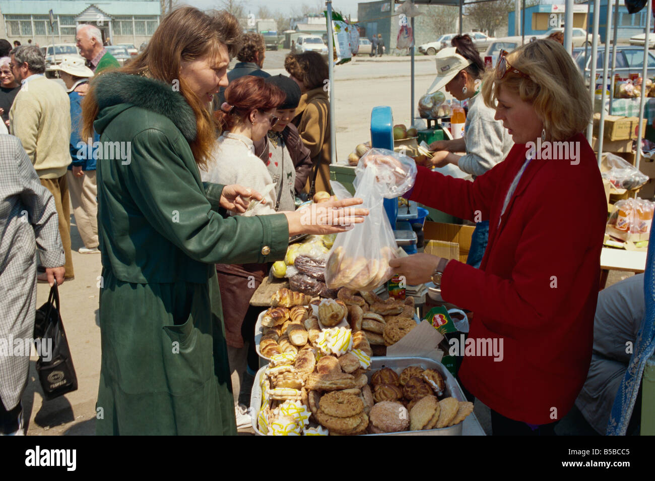 Torta di stallo mercato all'aperto di Sakhalin Yuzhno estremo oriente russo Russia Europa Foto Stock
