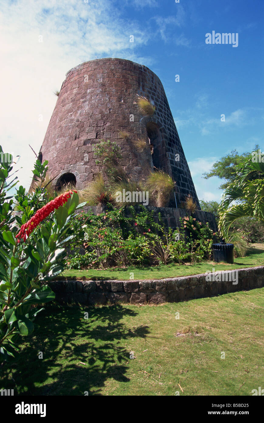 Resti del vecchio mulino per lo zucchero ora il Montpelier Plantation Inn Nevis Caraibi L Murray Foto Stock