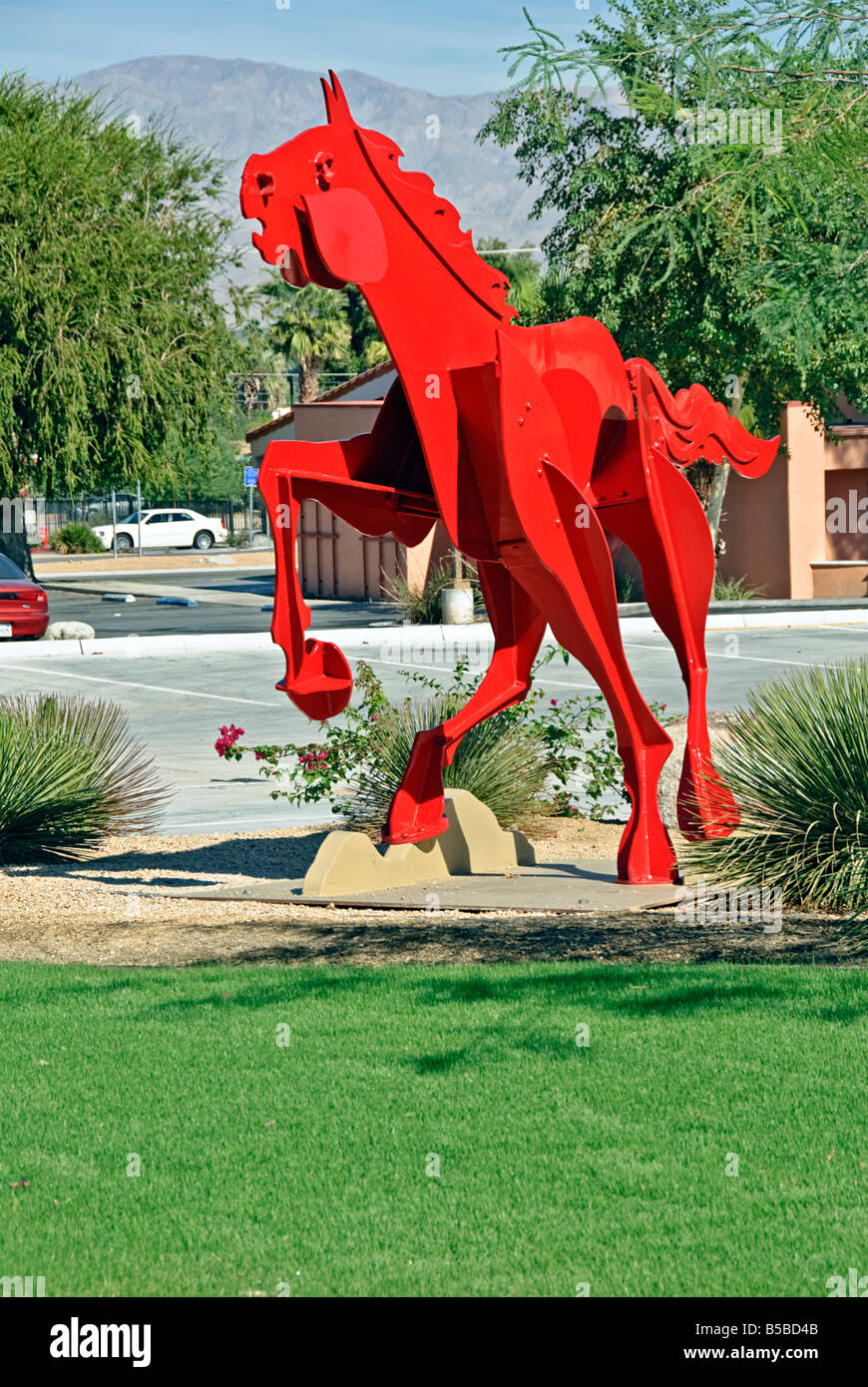 Palm Desert CA cavallo rosso arte scultura El Paseo Drive greenway Deserto vicino a Palm Springs Foto Stock