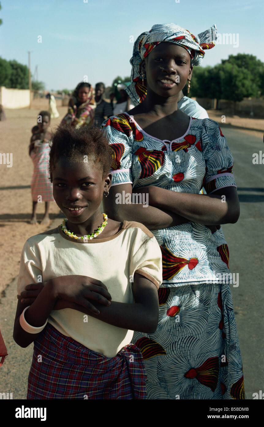 Gli abitanti di un villaggio vicino Lougga nel nord, Senegal, Africa  occidentale, Africa Foto stock - Alamy