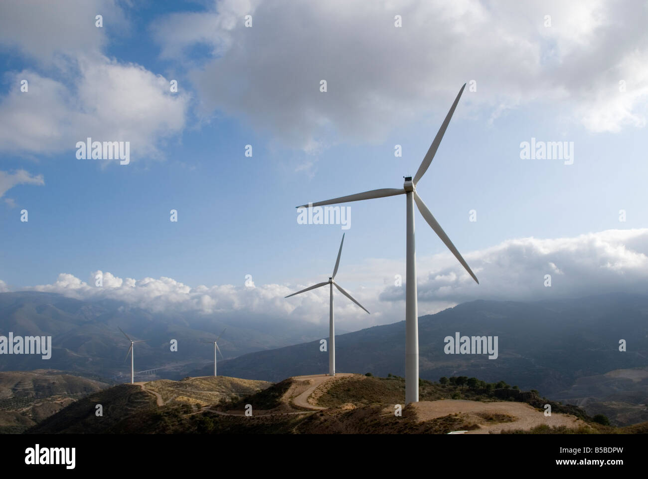 Le turbine eoliche che la produzione pulita di energia sostenibile nella catena montuosa della Sierra Nevada in Andalusia in Spagna meridionale Foto Stock