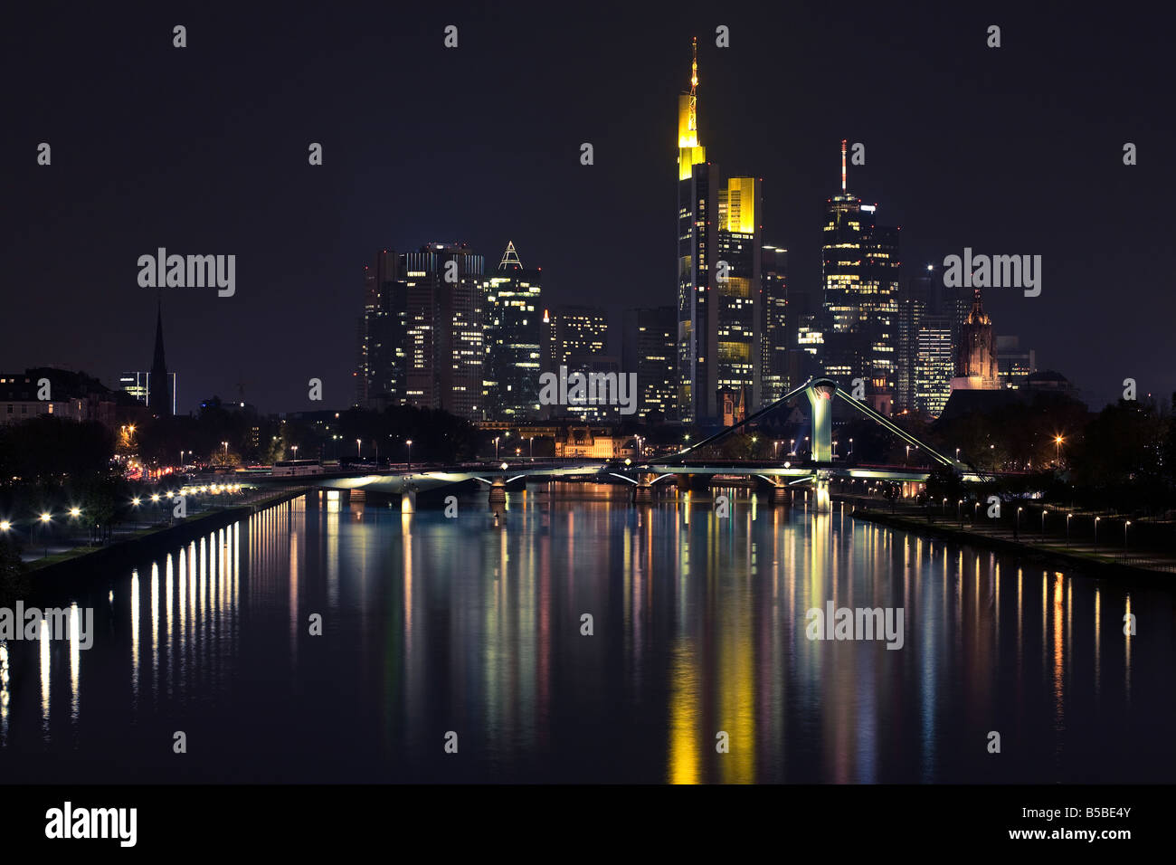 Grattacieli di Francoforte il distretto finanziario di notte, rflectes nel fiume Main Foto Stock
