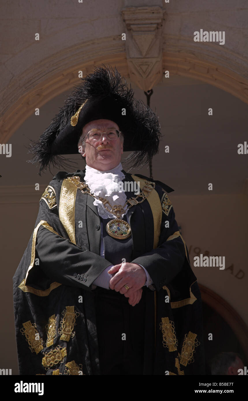Norman Shiel signore sindaco di Exeter nel marzo del passato del Devon e Dorset reggimento in occasione del loro scioglimento Foto Stock