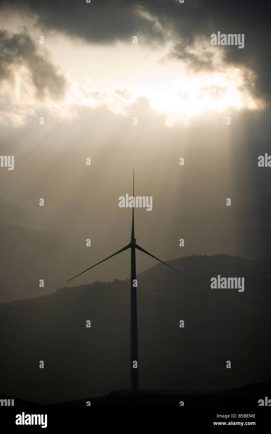 Le turbine eoliche che la produzione pulita di energia sostenibile nella catena montuosa della Sierra Nevada in Andalusia in Spagna meridionale Foto Stock