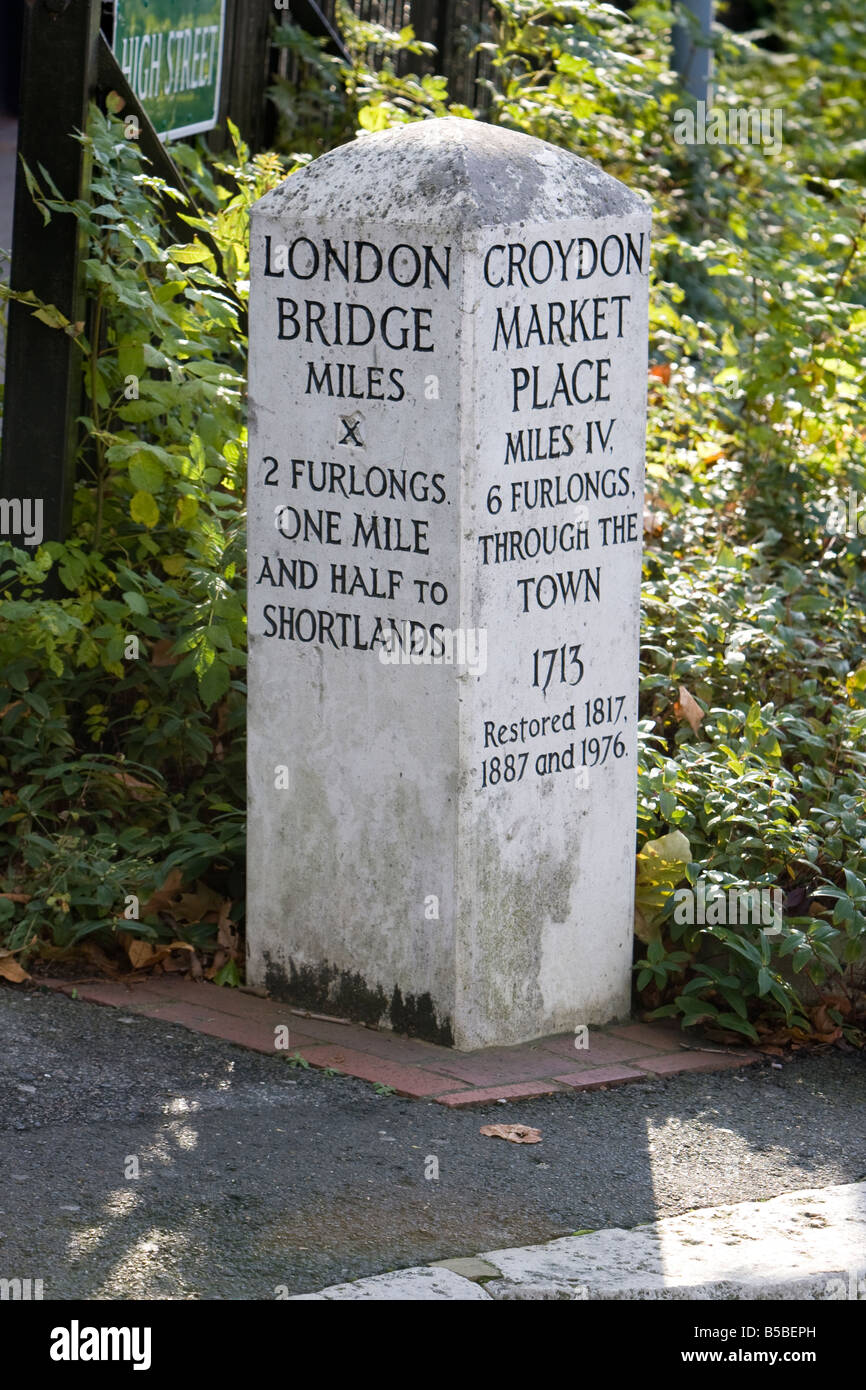 Pietra miliare si trova ad angolo fra High Street e Bromley Road, Beckenham, Kent REGNO UNITO Foto Stock