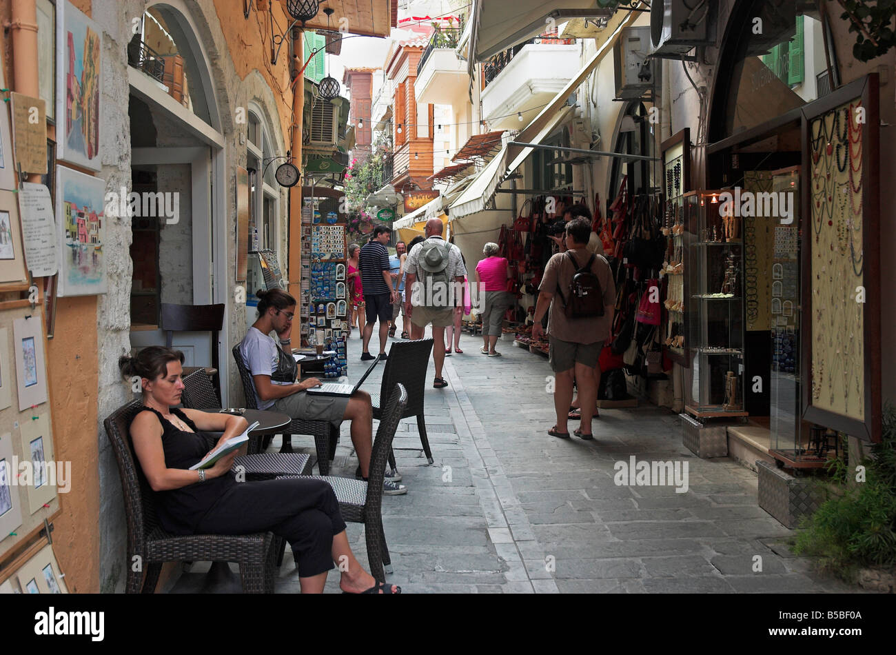 I turisti a piedi strette stradine della città vecchia di Rethymno Creta Grecia Settembre 2008 Foto Stock