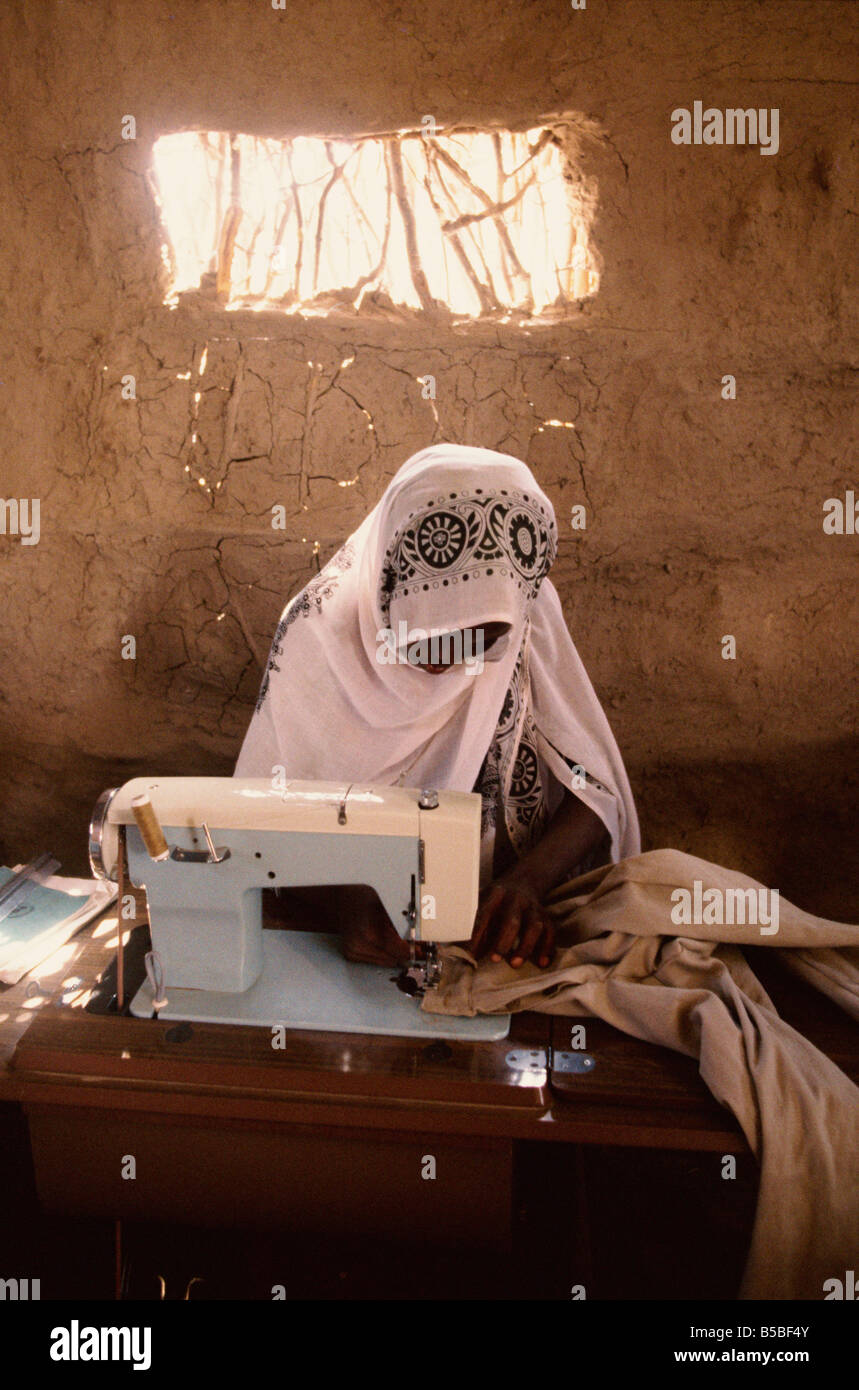 Donna che utilizza la macchina da cucire, Somalia, Africa Foto Stock
