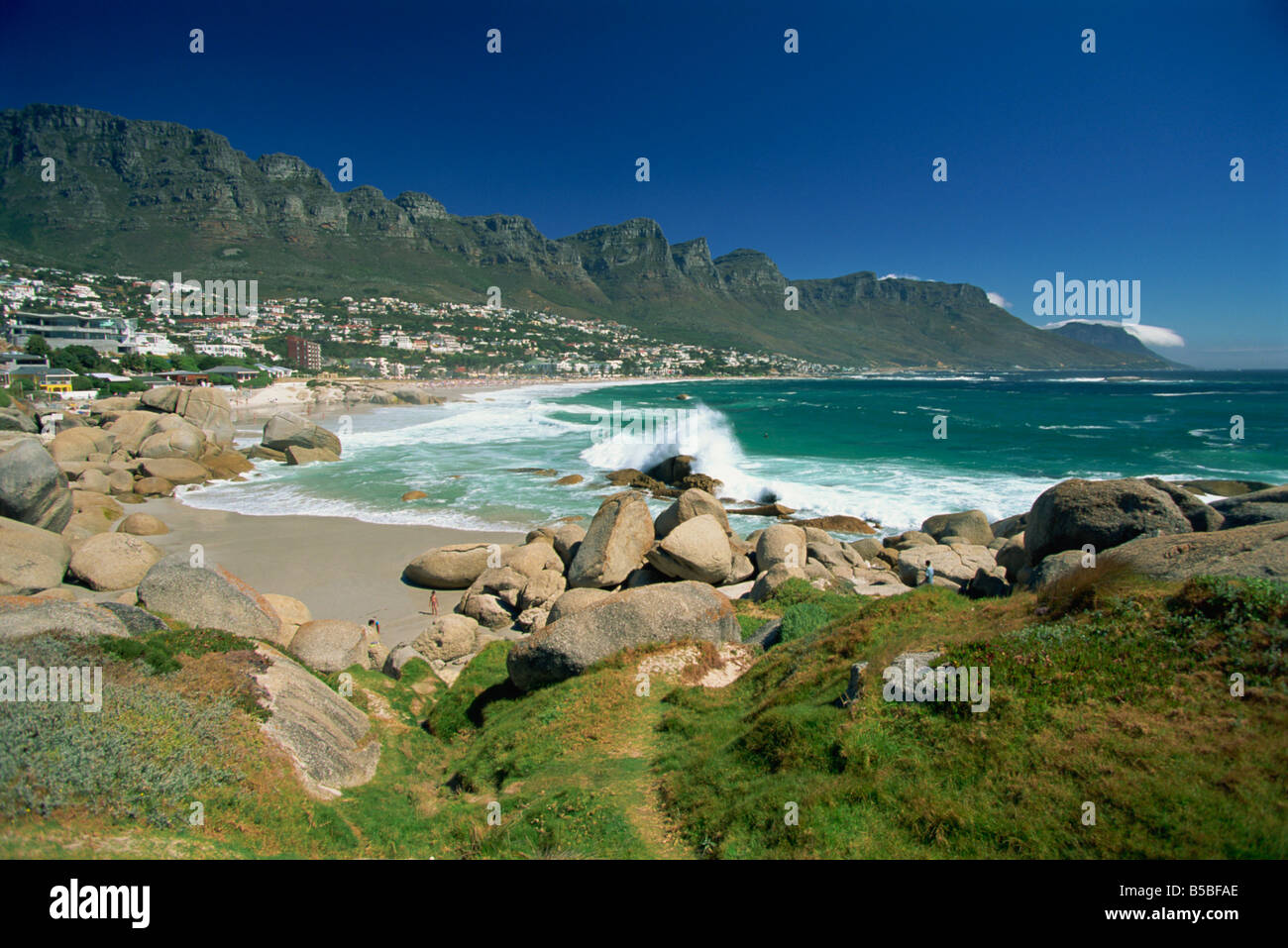Clifton Bay e la spiaggia al riparo dalla testa di leone e dodici Apostoli Città del Capo Sud Africa Africa Foto Stock
