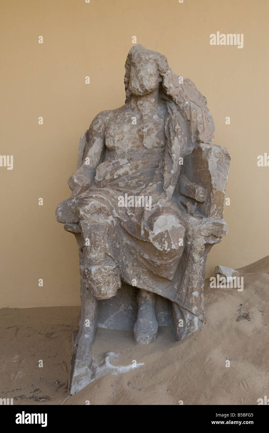 Statua greco-romano al cosiddetto "filosofi circle", un monumento a importanti pensatori greci e poeti a Saqqara o Sakkara in Egitto Foto Stock
