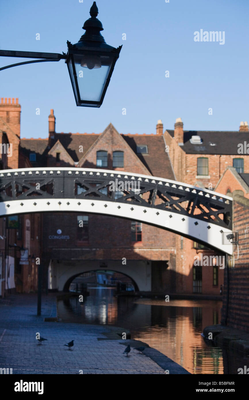 Ponte di ferro sul canal, Bacino di gas, Birmingham, Inghilterra, Europa Foto Stock