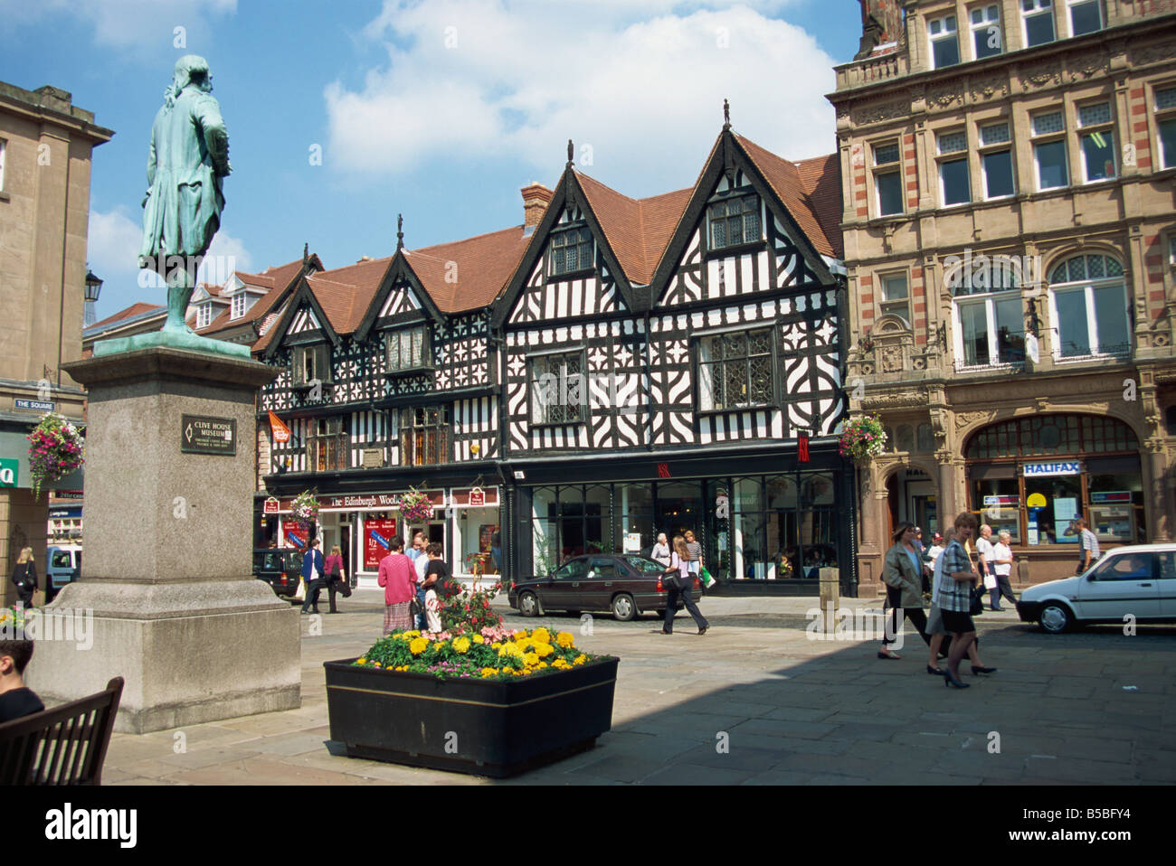 La piazza e High Street con statua di Clive, Shrewsbury, Shropshire, Inghilterra, Europa Foto Stock