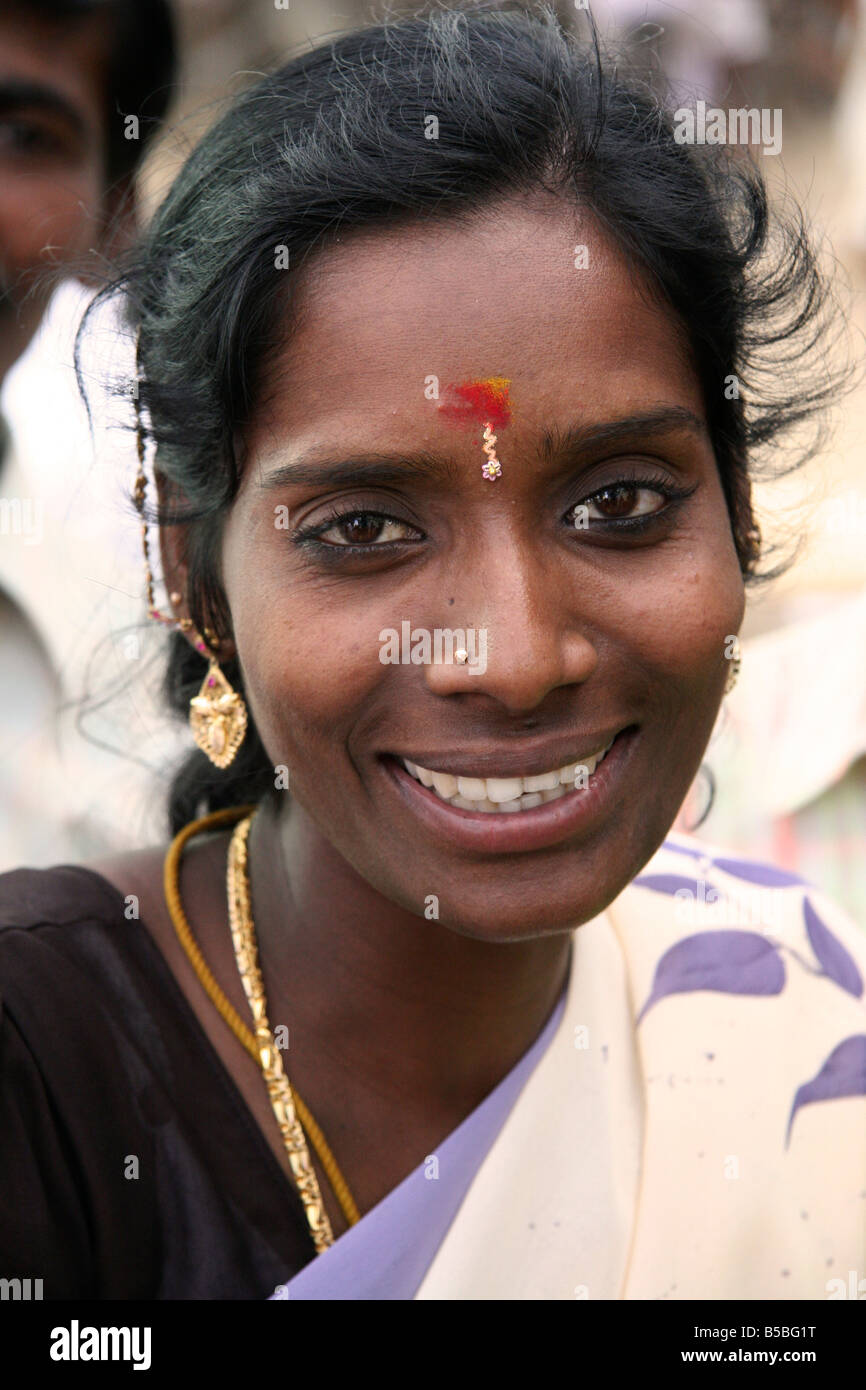 Una donna nelle zone rurali del Tamil Nadu indossa un sari catena d'oro, a significare che lei è sposata e bindi sulla sua fronte. Foto Stock