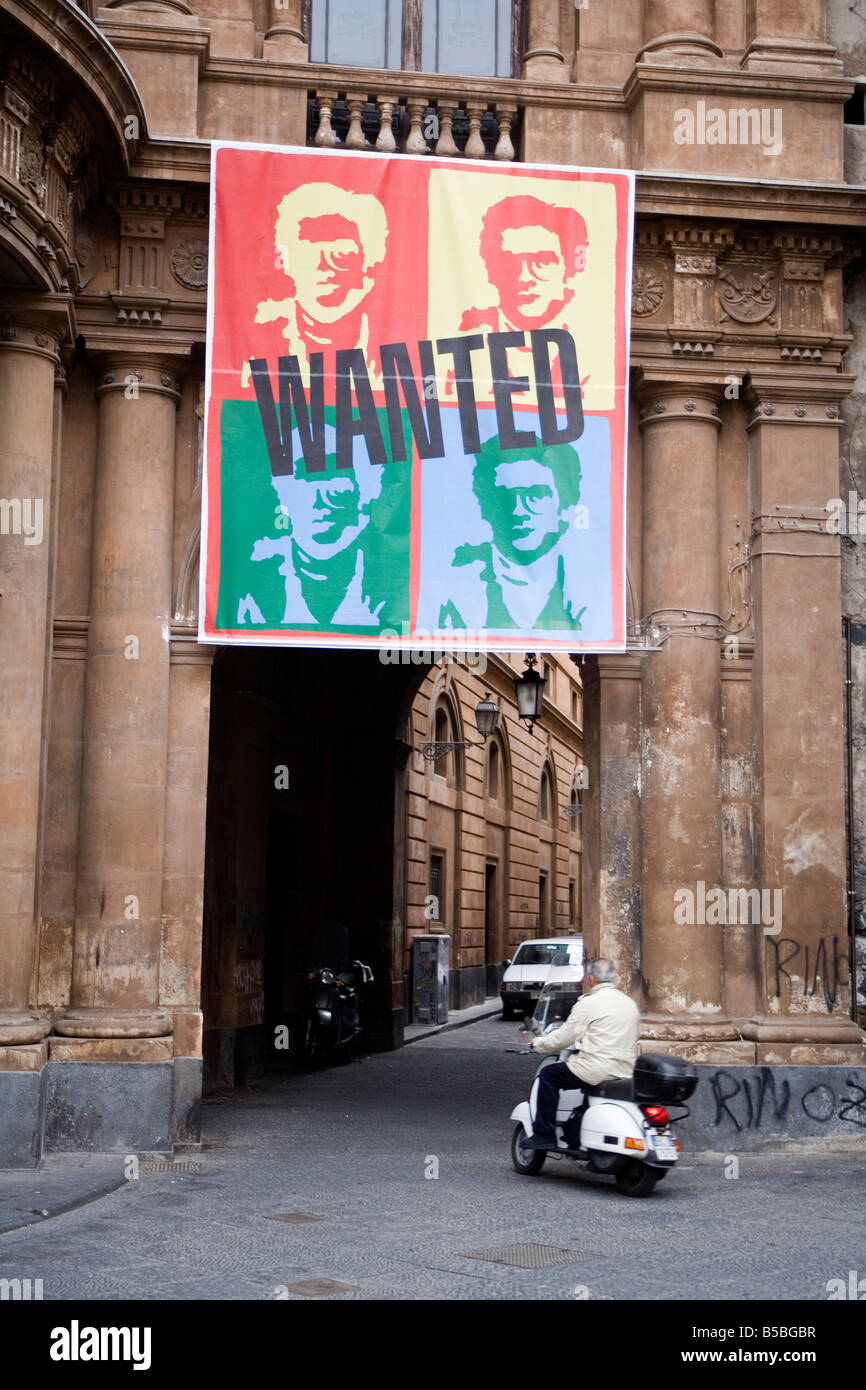 Andy Warhol style banner con la faccia di wanted mob boss Matteo Messina Denaro appeso alla finestra del Teatro Bellini Foto Stock