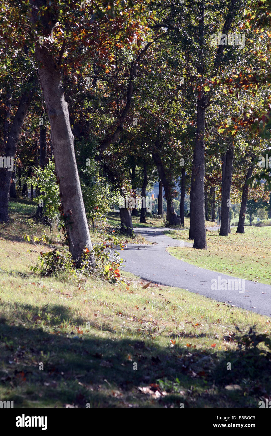 Un percorso alberato lungo un campo da golf di Branson Missouri Foto Stock