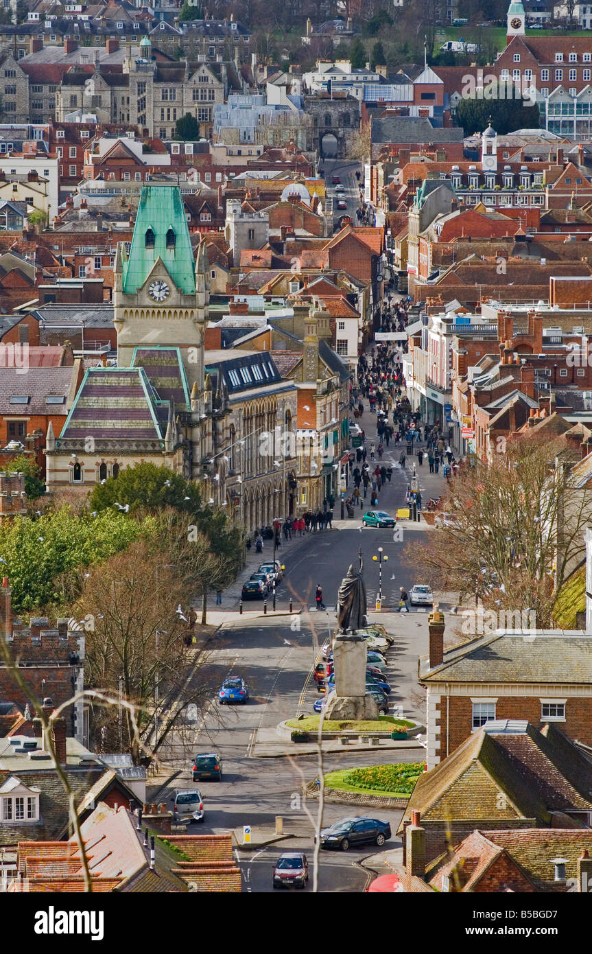 La High Street con il Municipio e la King Alfred della statua, Winchester, Hampshire, Inghilterra, Europa Foto Stock