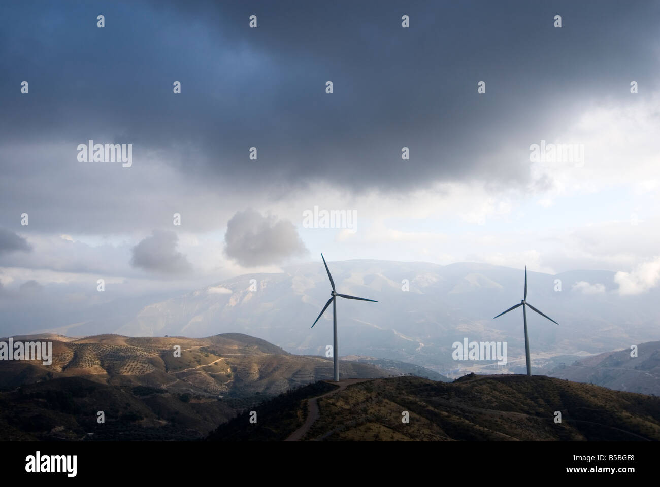 Le turbine eoliche che la produzione pulita di energia sostenibile nella catena montuosa della Sierra Nevada in Andalusia in Spagna meridionale Foto Stock