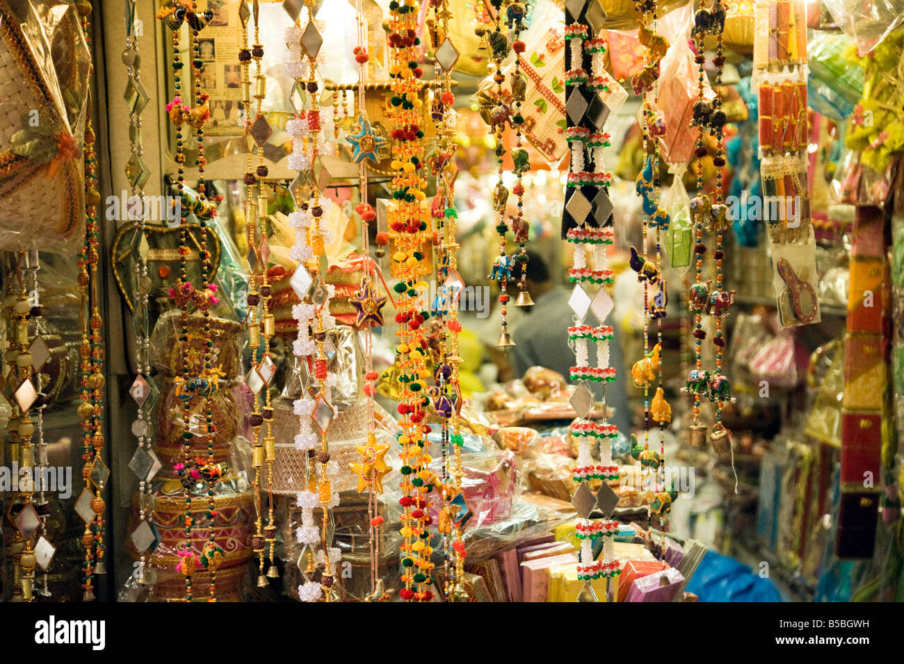 Collane colorati appesi in un negozio nel mercato Kinari, 'Old Delhi' India Foto Stock
