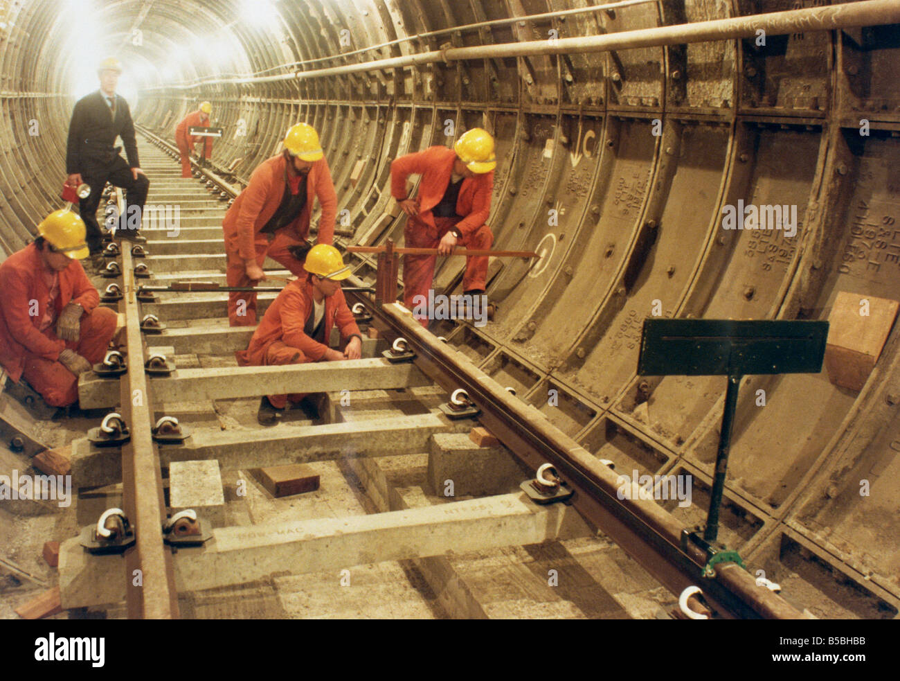 Londra i lavoratori del settore dei trasporti installazione via nel nuovo tunnel terminali ad anello 4 heathrow Londra Inghilterra Regno Unito Europa Foto Stock