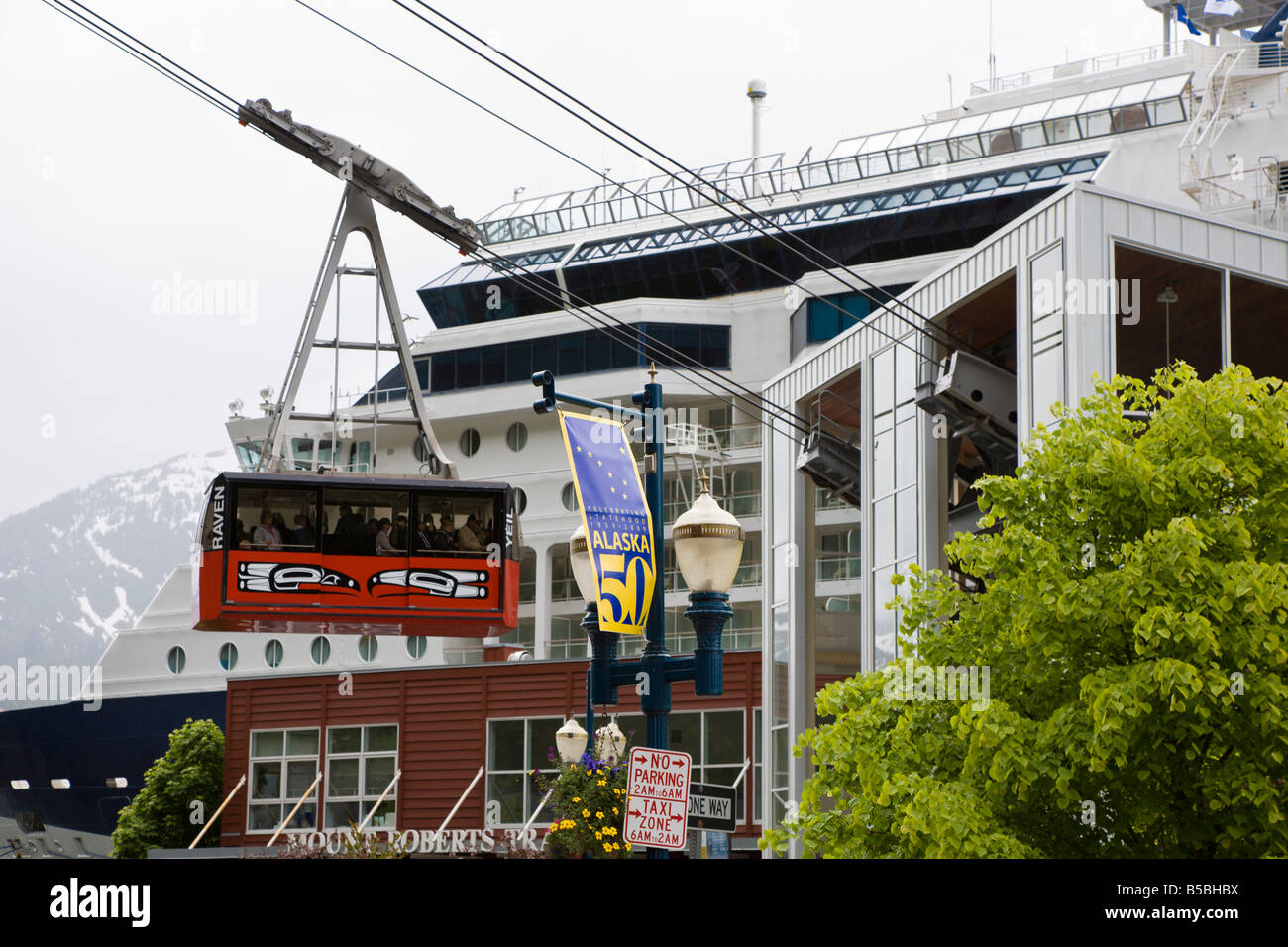 Montare Roberts tram porta i passeggeri alla cima di una montagna che si affaccia Juneau Alaska Foto Stock