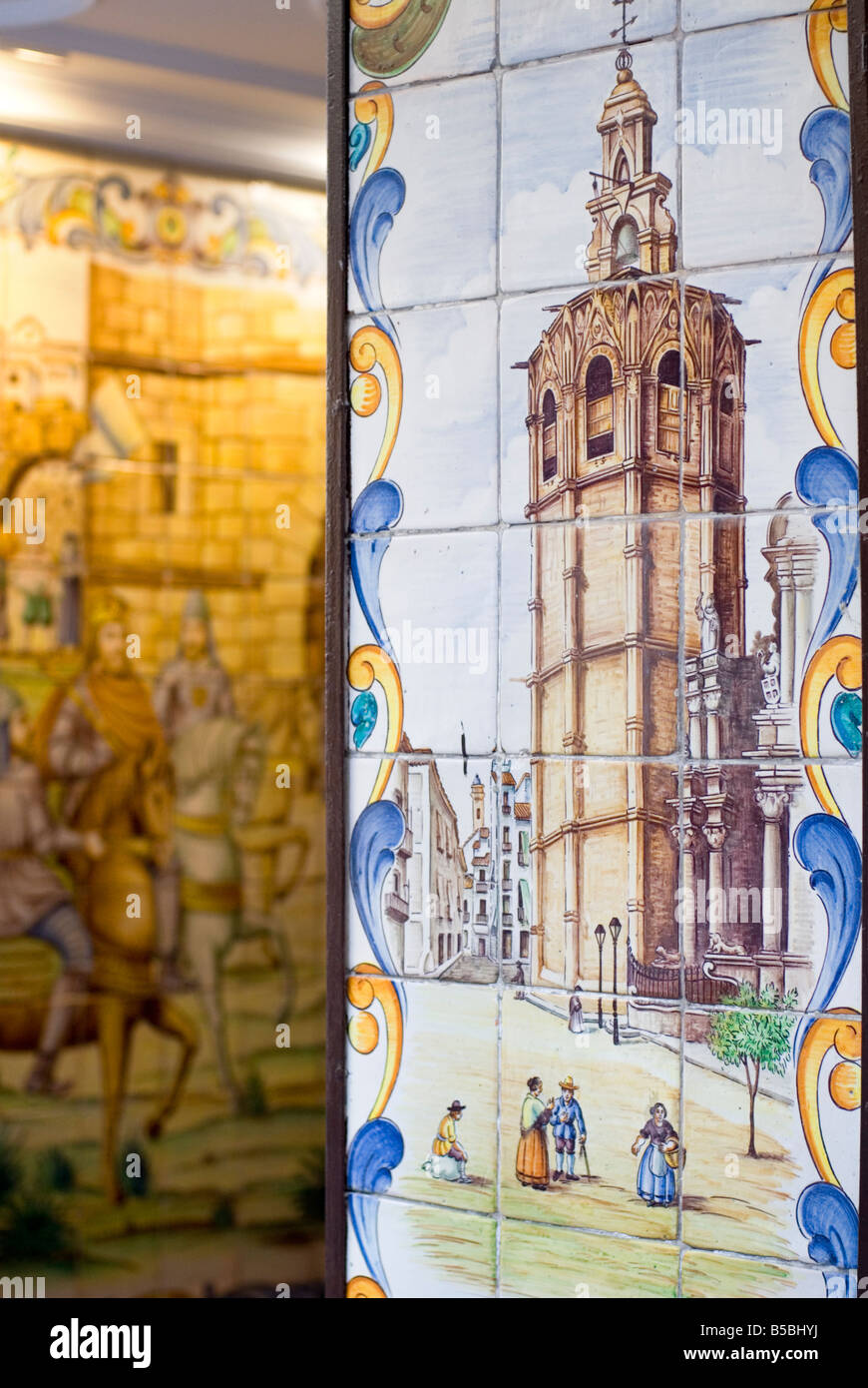 Dettaglio di piastrelle dipinte a mano o azulejos del El Micalet Duomo Torre Campanaria nel centro storico di Valencia Spagna Foto Stock